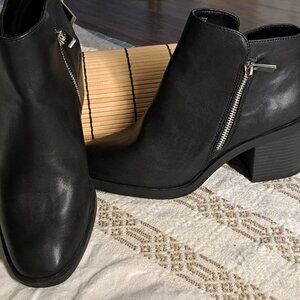 BCBGeneration Salina Black Booties Shoes Womens Size 7.5M GN220201. EUC